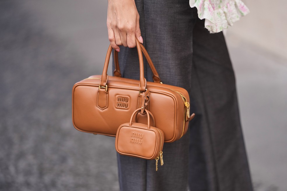 Dose dupla: como usar duas bolsas no mesmo look — Foto: Getty Images