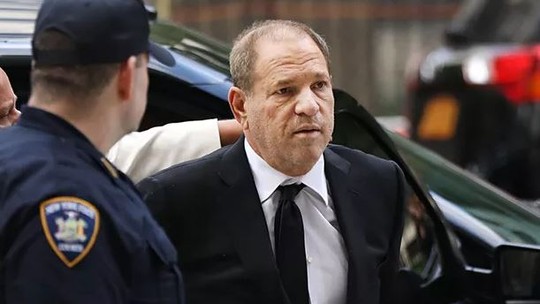 Atriz Julia Ormond processa Harvey Weinstein por assédio sexual