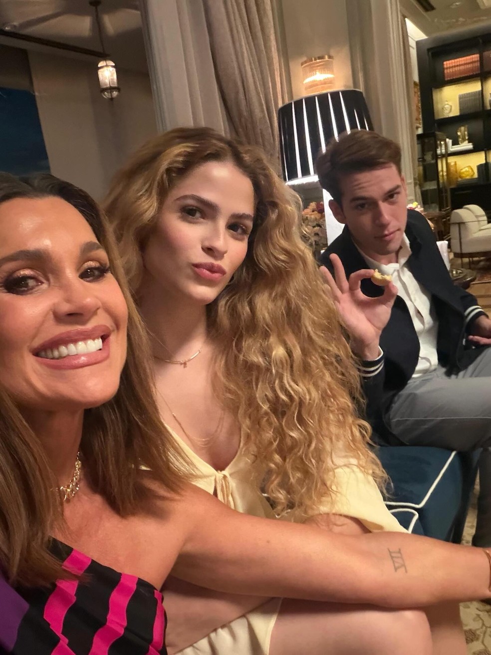 Flávia Alessandra surge poderosa nos bastidores de 'Quem Ama, Cuida' — Foto: Reprodução/ Instagram
