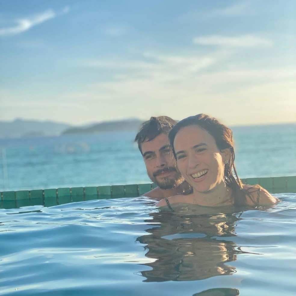 Tata Werneck exibe cliques românticos com Rafa Vitti em piscina — Foto: Reprodução / Instagram