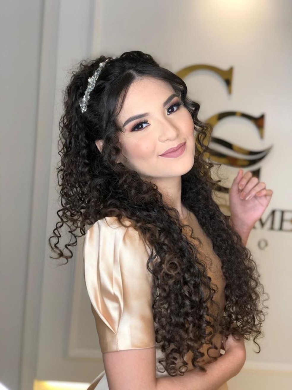 Penteado de 15 anos para cabelo cacheado: inspirações incríveis para ...