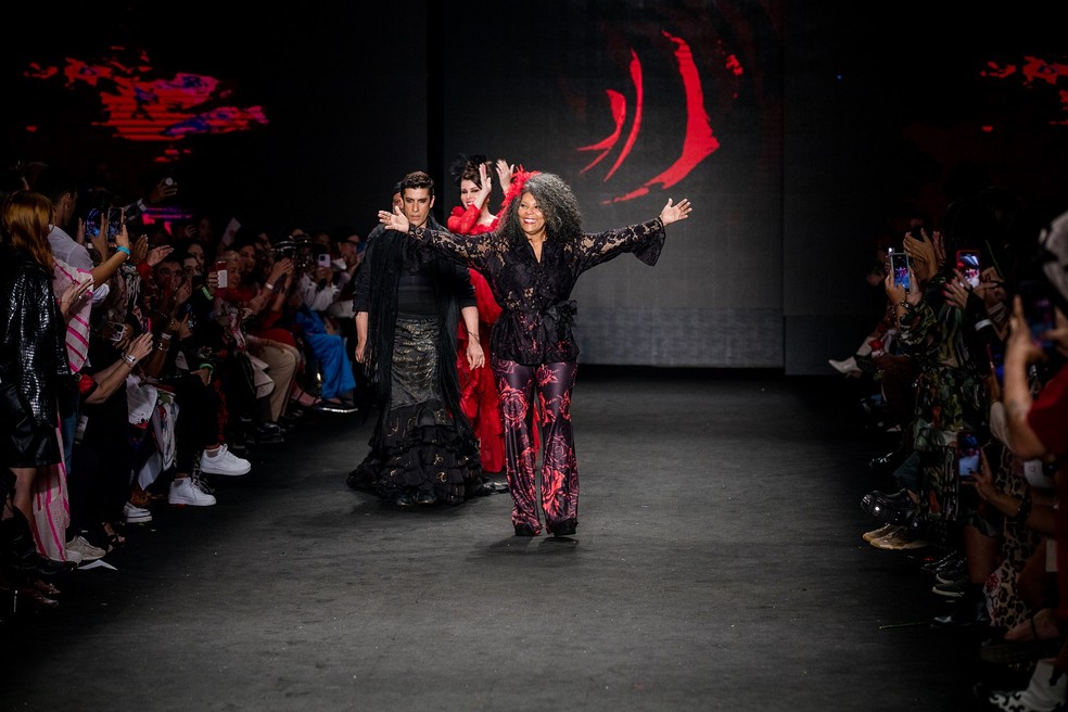 Estilista Monica Sampaio no fim do desfile da marca Santa Resistência durante o São Paulo Fashion Week N55, no Komplexo Tempo em 27 de maio de 2023 em São Paulo, Brasil — Foto: Getty