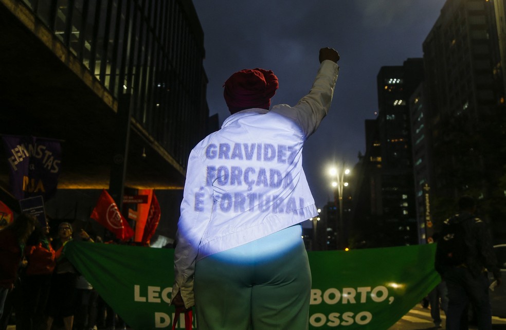 Manifestante em protesto em defesa do aborto legal, em São Paulo, 28 de setembro de 2023 — Foto: Miguel Schincariol/AFP/Getty Images