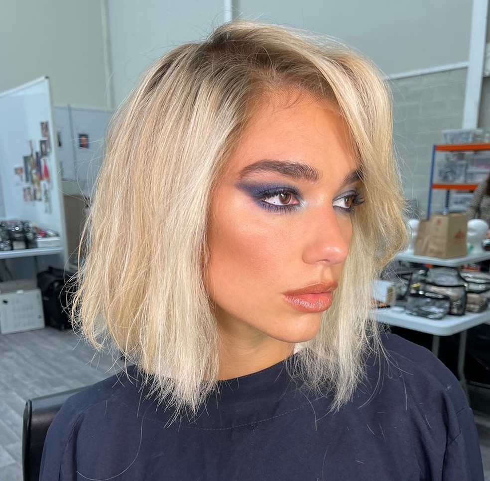 Maquiagem azul esfumada — Foto:  Instagram/@dualipa