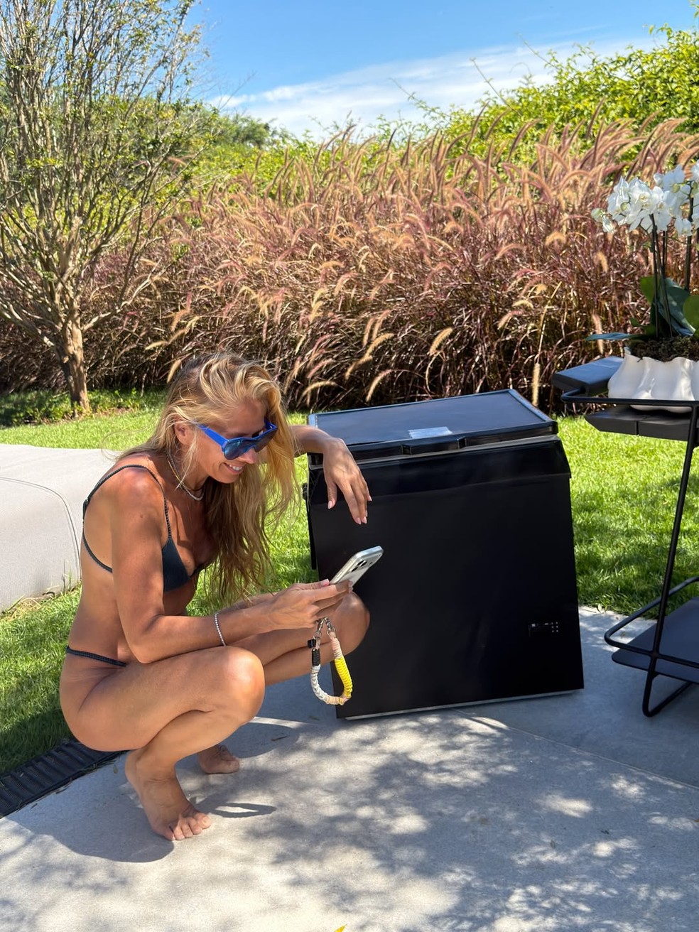 Adriane Galisteu mexe no celular — Foto: Reprodução/ Instagram @galisteuoficial