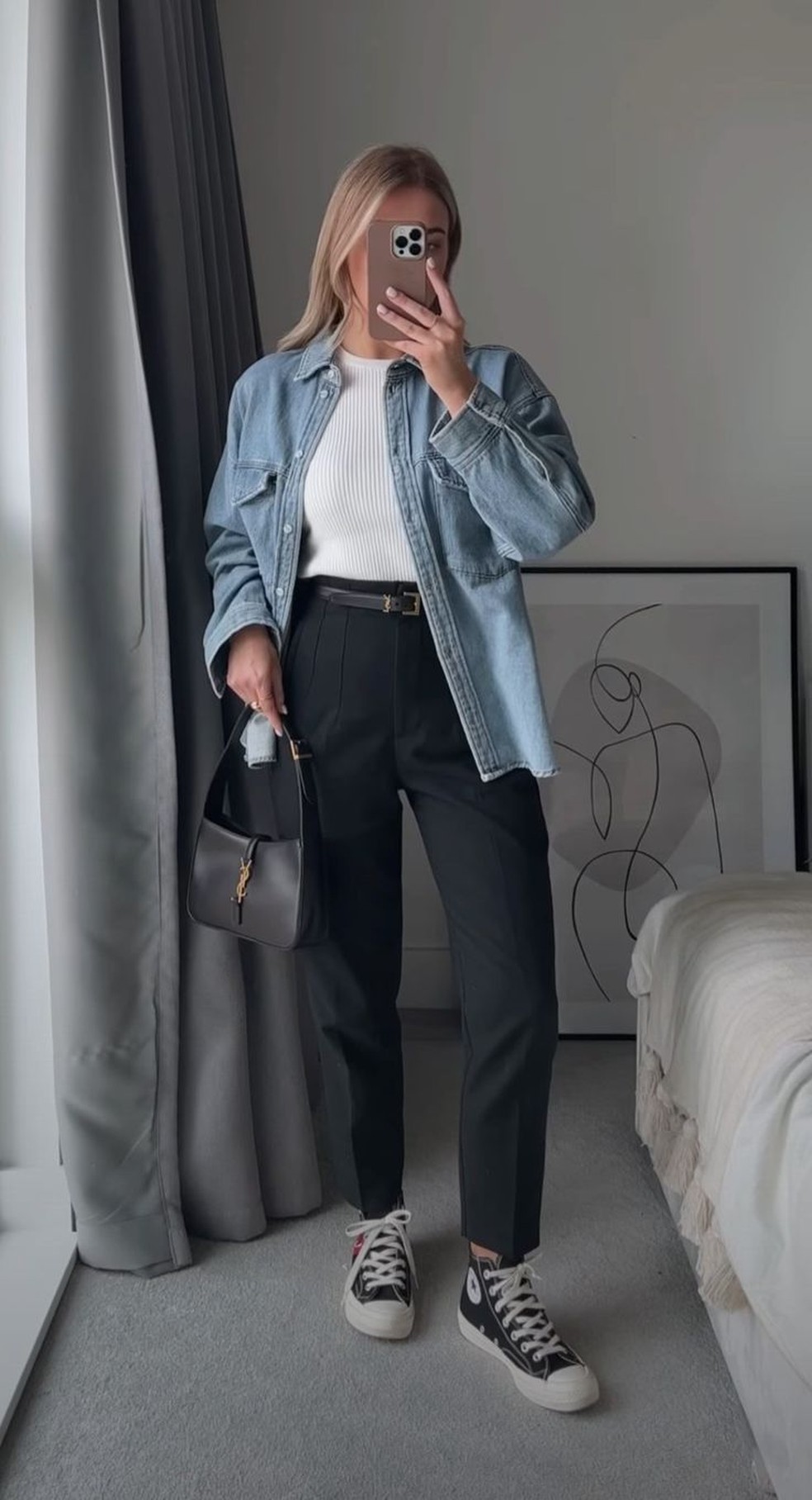 Camisas de botão, blusas de seda, ou até mesmo tops com gola alta e tecidos mais refinados são ótimas escolhas para manter a formalidade, mas sem perder o ar descontraído que a jaqueta jeans traz — Foto: Reprodução/Pinterest @ManuFontoura