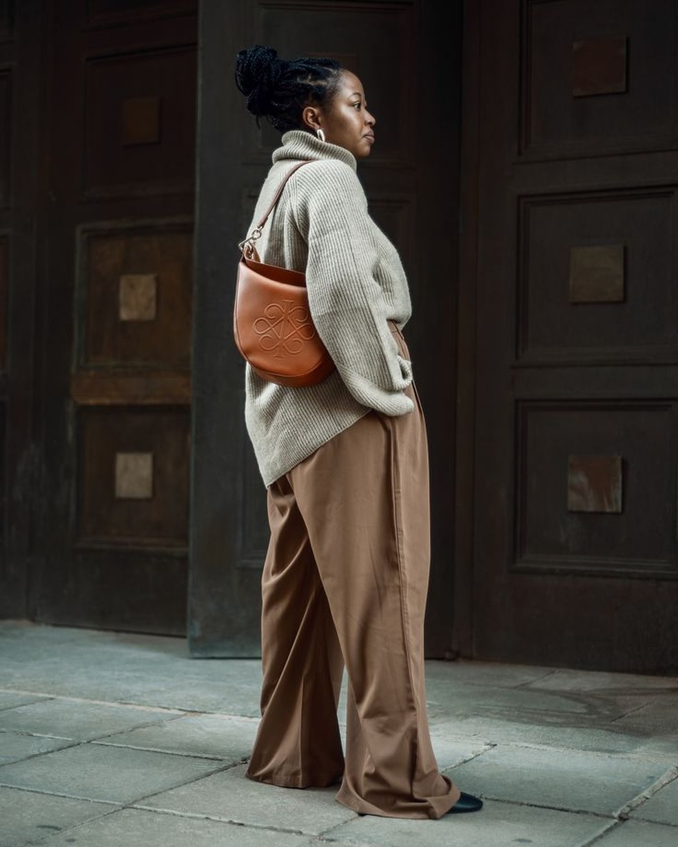 Modelos mais largos oferecem conforto e um toque oversized para o visual. Explore diferentes tons de bege no seu look. — Foto: Reprodução/Instagram @ayandaadams_