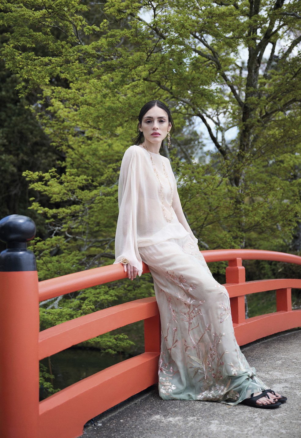 Isabelle Drummond veste vestido, sandálias, brinco, anel e colar Dior Pre-Fall 2025 — Foto: Kyoko Munakata (Signo)