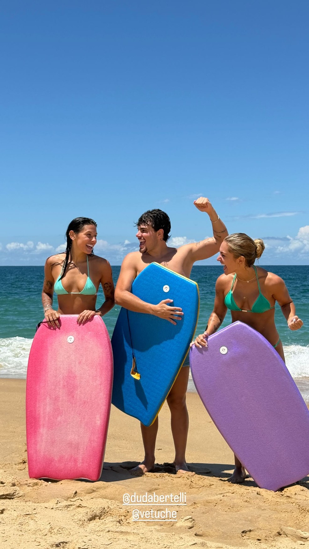 Ana Castela pratica surfe — Foto: Reprodução/Instagram