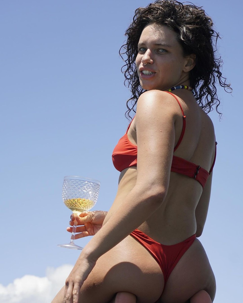 Foto: Bruna Linzmeywe apostou em lingerie vermelha para catálogo da Del Rio  - Purepeople