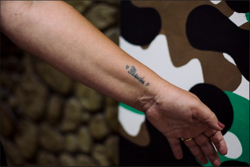 Detalhe do braço da paulistana Silvana Silva com o apelido do filho, "Dudu", tatuado — Foto: João Bertholini / Marie Claire