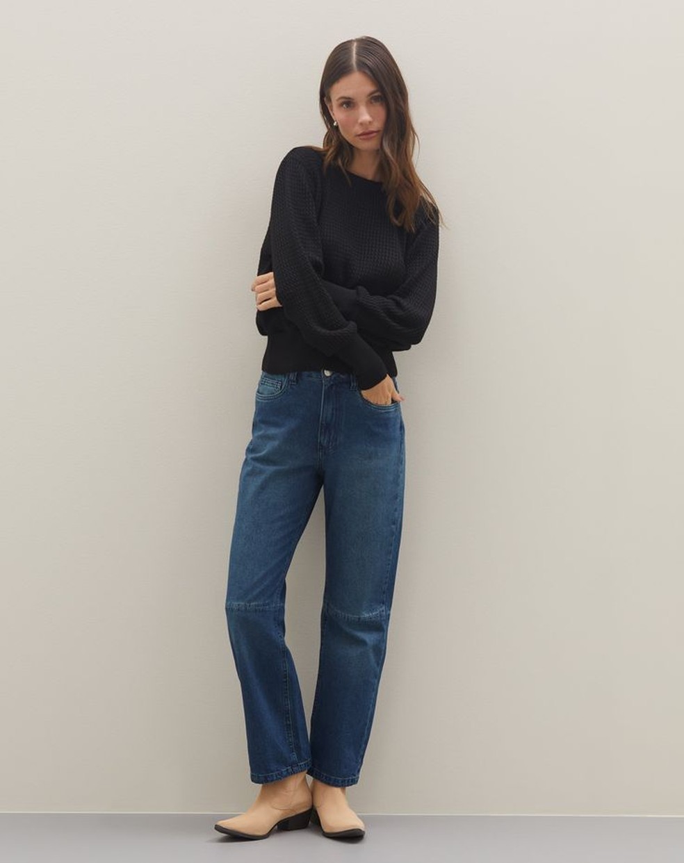 Look com bota cano curto além de ser moderno, também é algo atemporal. — Foto: Reprodução/Pinterest @amaro