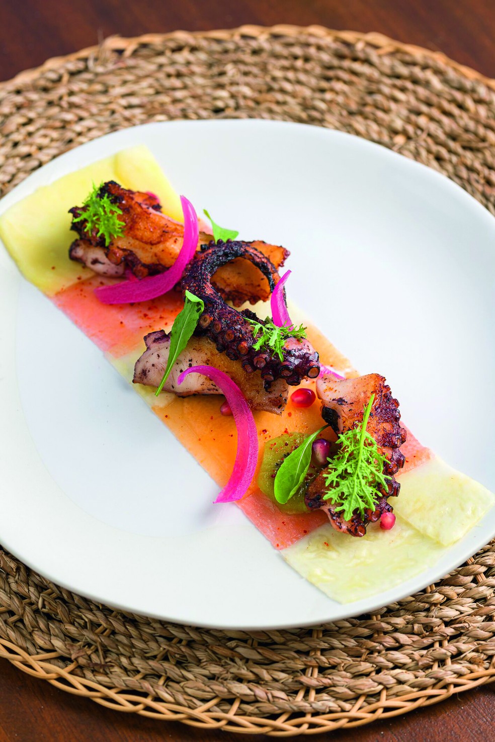 Aperitivos com polvo e camadas frutadas do La Cabane — Foto: Divulgação