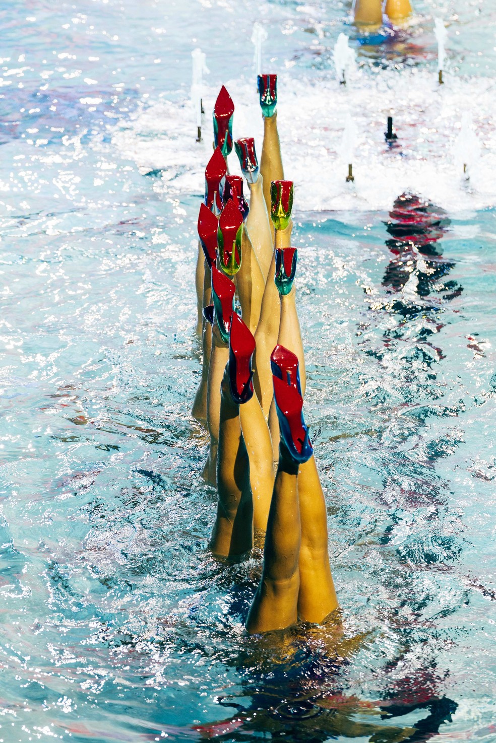 A apresentação Paris is Loubouting que aconteceu durante a Semana de Moda, na Piscine Molitor, da capital francesa — Foto: Divulgação
