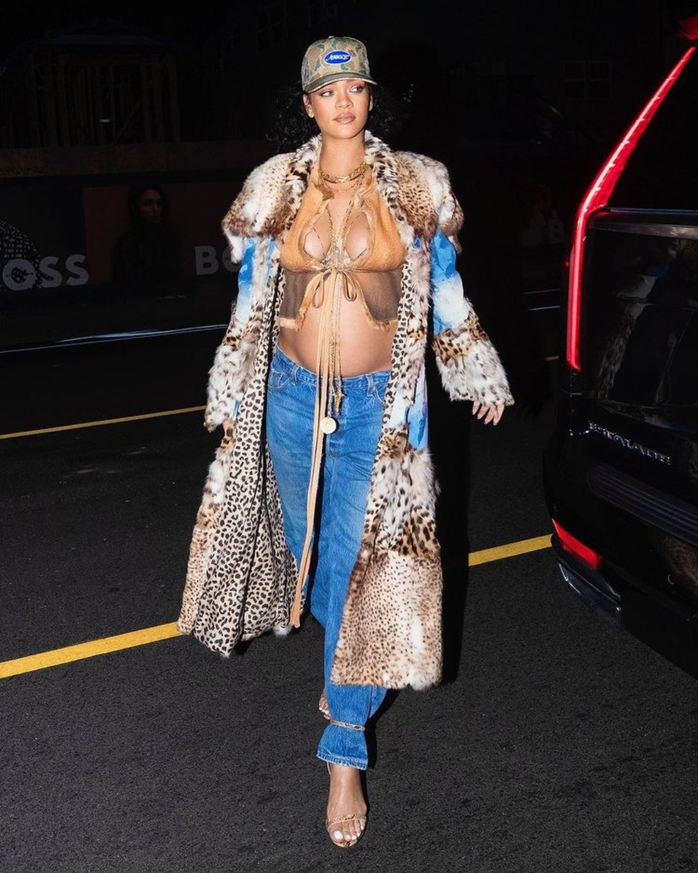 Rihanna trouxe diversas inspirações dos anos 2000 em look da primeira gestação — Foto: Reprodução / Instagram