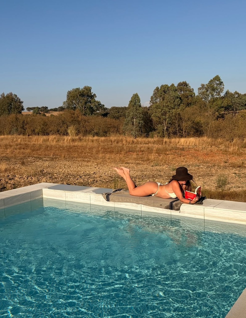 Giovanna Antonelli lendo — Foto: Reprodução/ Instagram @giovannaantonelli