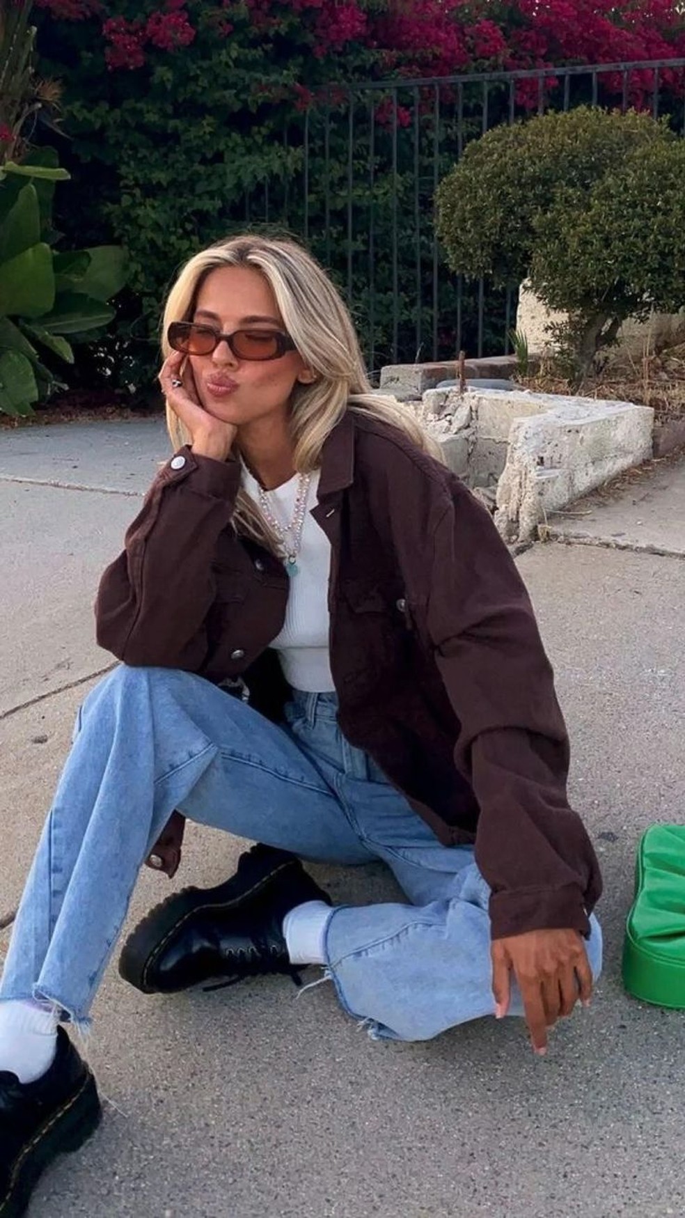 Para criar um look com bota cano curto com jeans aposte em peças com lavagens mais claras para um visual mais leve. — Foto: Reprodução/Pinterest @hfitz0801