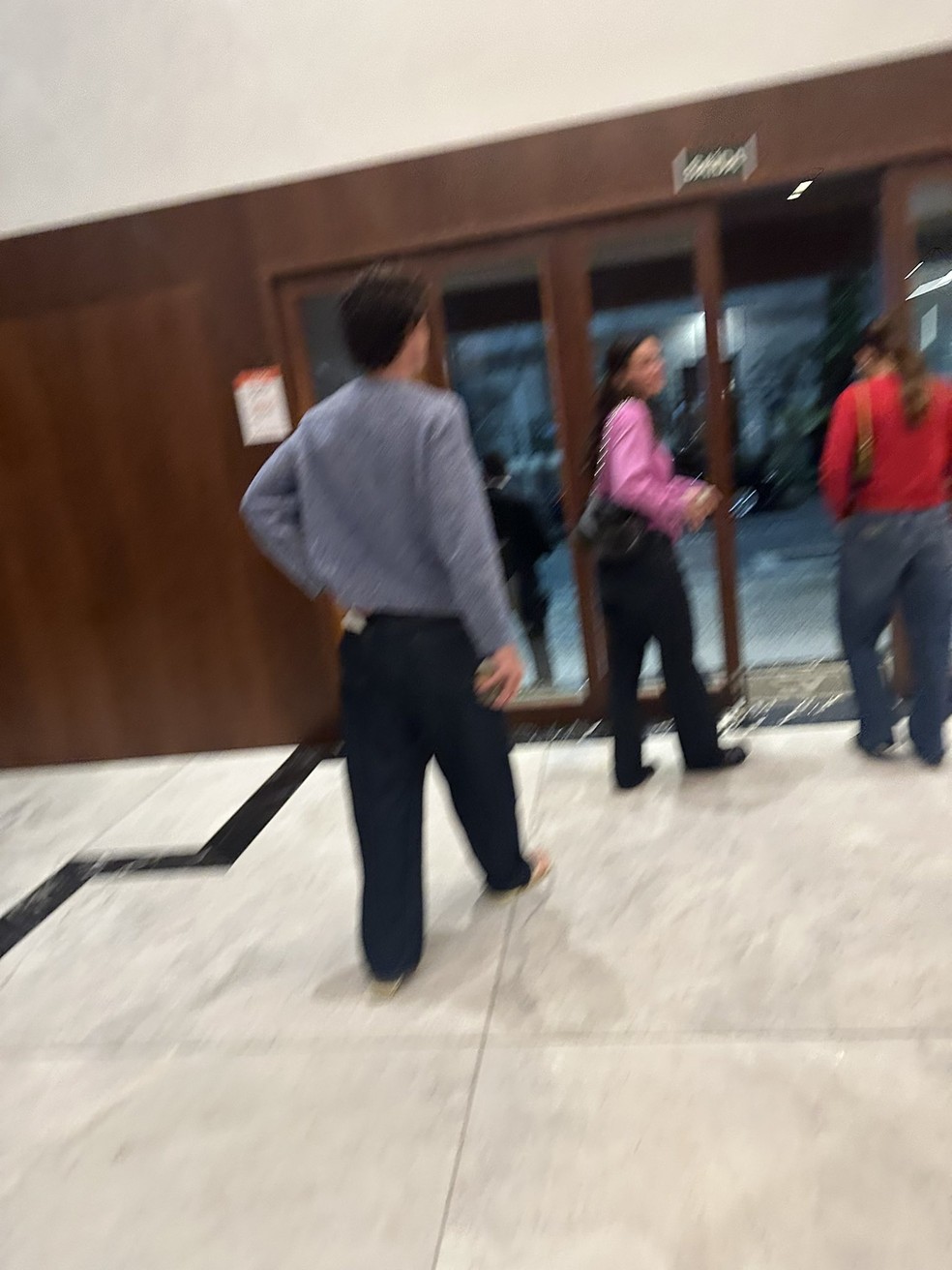 Bruna Marquezine e Shawn Mendes deixam cinema de rua no Leblon juntos — Foto: Reprodução/X