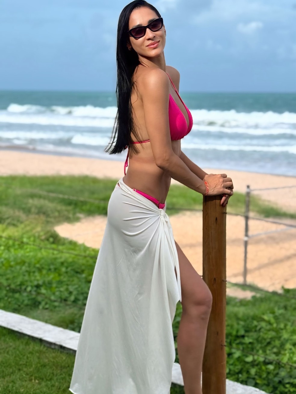 Casal de ouro: Jaqueline e Murilo, do vôlei, posam com o filho em Porto de Galinhas — Foto: Reprodução/Instagram