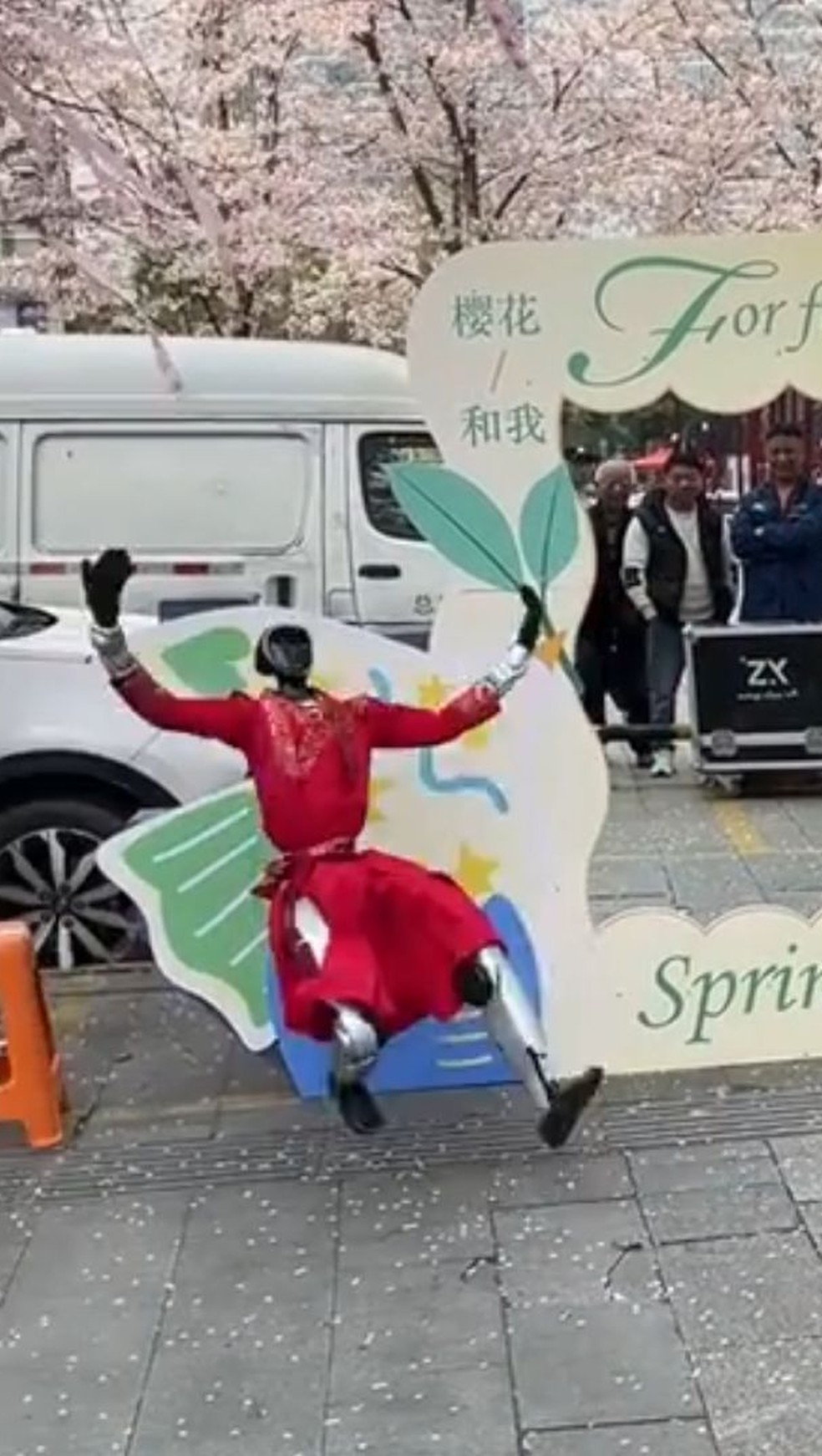 Robô humanoide viraliza ao cair durante apresentação de dança — Foto: Reprodução/ Divulgação