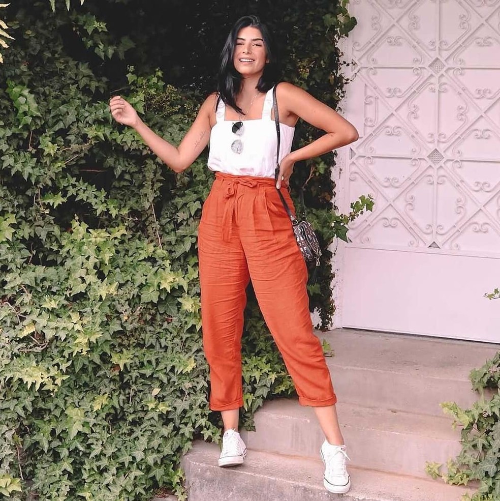 Apostar no All Star branco é garantir um visual autêntico e cheio de personalidade, pronto para te acompanhar em qualquer ocasião — Foto: Reprodução/Instagram @jessicaflores