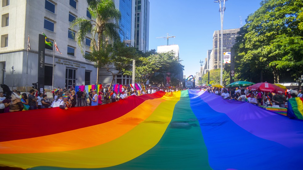 Parada LGBT de SP e Marcha Trans pedem que manifestantes usem cores da bandeira do Brasil; na foto, a 27ª de Parada SP, em junho de 2023 — Foto: Cris Faga/NurPhoto