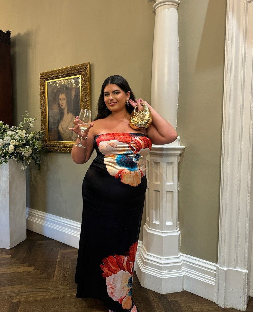 Vestido com estampa floral — Foto: Reprodução/Instagram @freyabroni