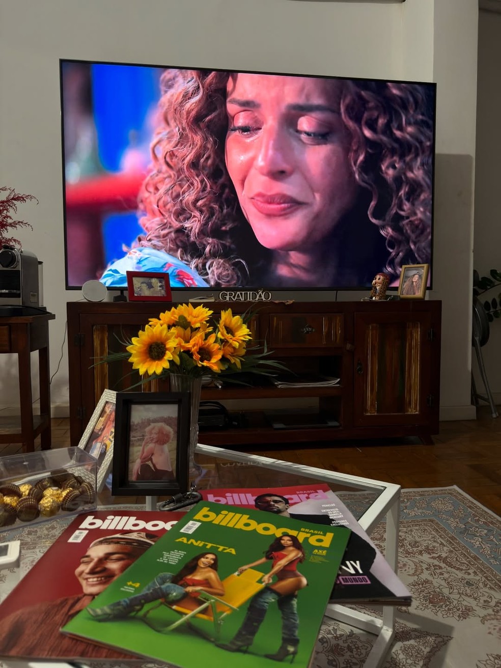 Sucesso em 'Três Graças', Gabriela Loran posa nua em cachoeira e recebe chuva de elogios — Foto: Reprodução/Instagram