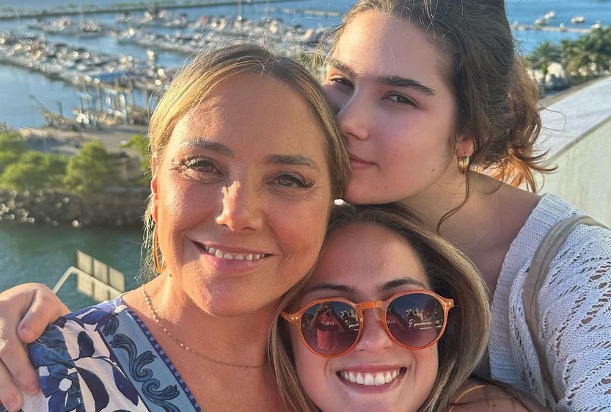 Heloisa Périssé posa sorridente com as filhas durante viagem para Bahia
