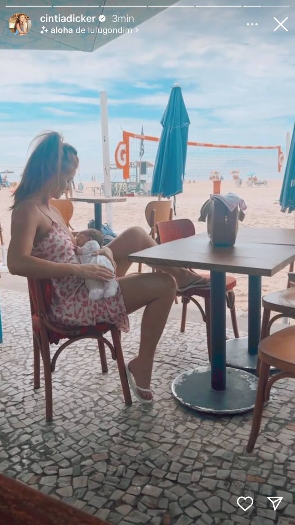 Cintia Dicker compartilha clique de manhã na praia com a filha, Aurora — Foto: Reprodução / Instagram