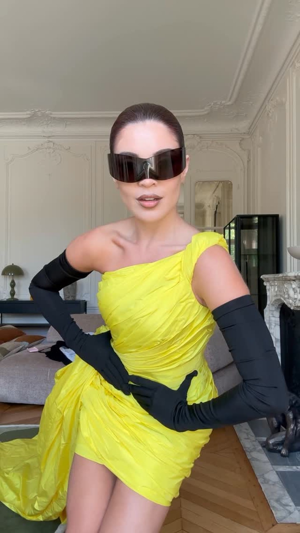 Gkay usa vestido couture da Balenciaga para desfile em Paris — Foto: Reprodução/Instagram