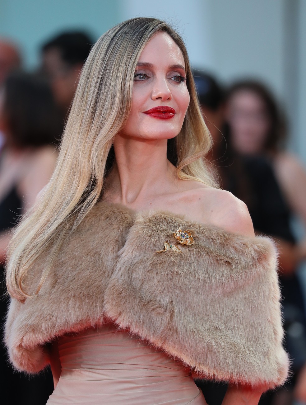 Angelina Jolie usa broche em estola de pelos no Festival de Veneza — Foto: Getty Images
