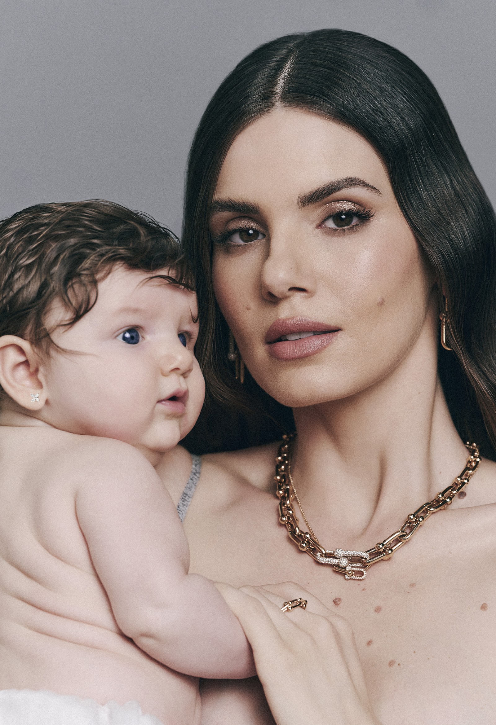 Camila Queiroz apresenta sua filha, Clara — Foto: Hick Duarte (Thinkers Mgmt)