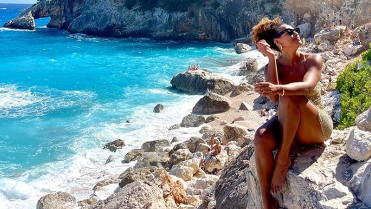 Sheron Menezzes faz charme ao posar para foto em praia da Itália: 'Sereia'