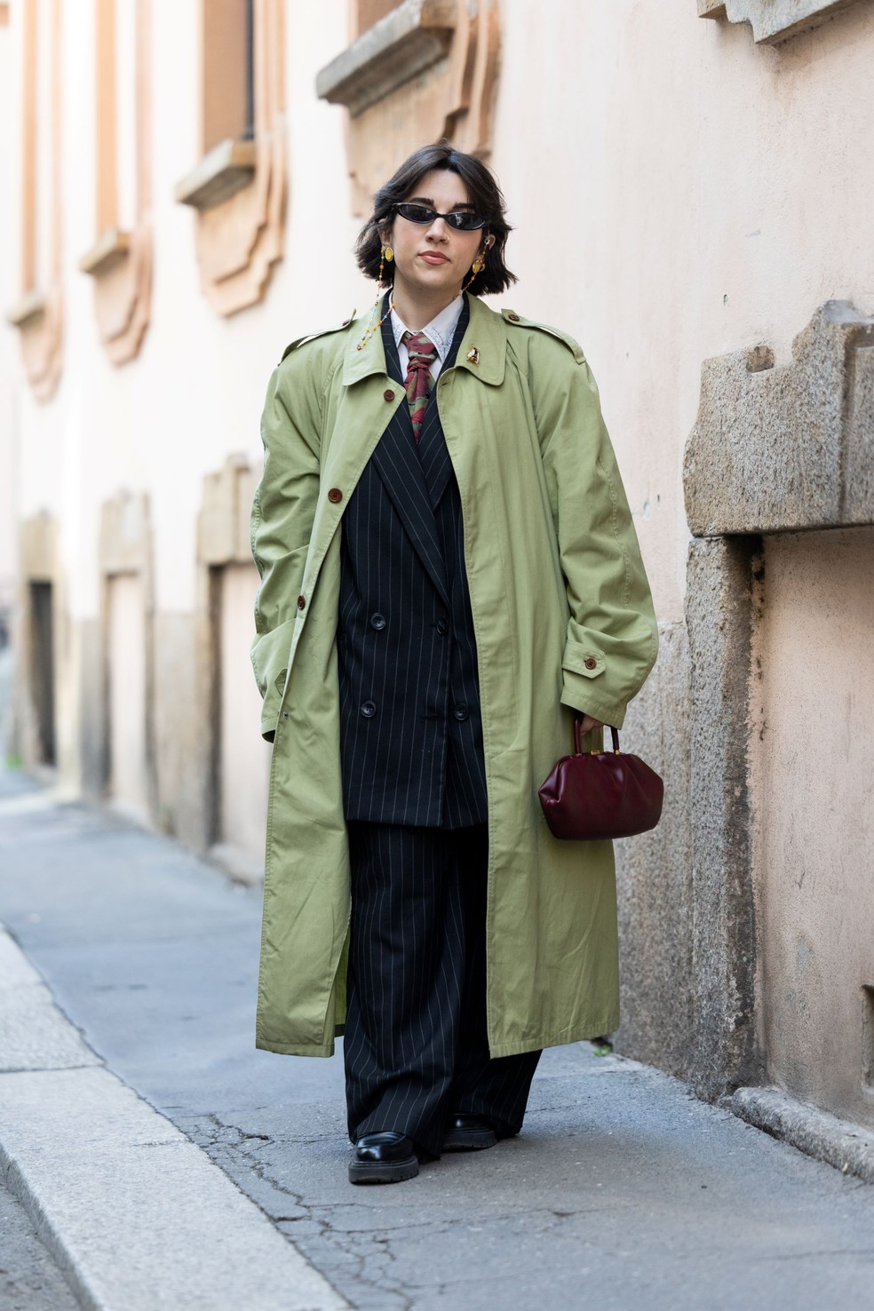 10 looks que provam que o trench coat é a peça mais versátil da estação — Foto: Getty Images