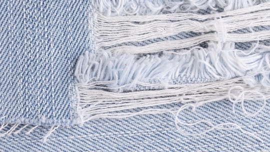 Como desfiar calça jeans: quatro jeitos para você testar em casa