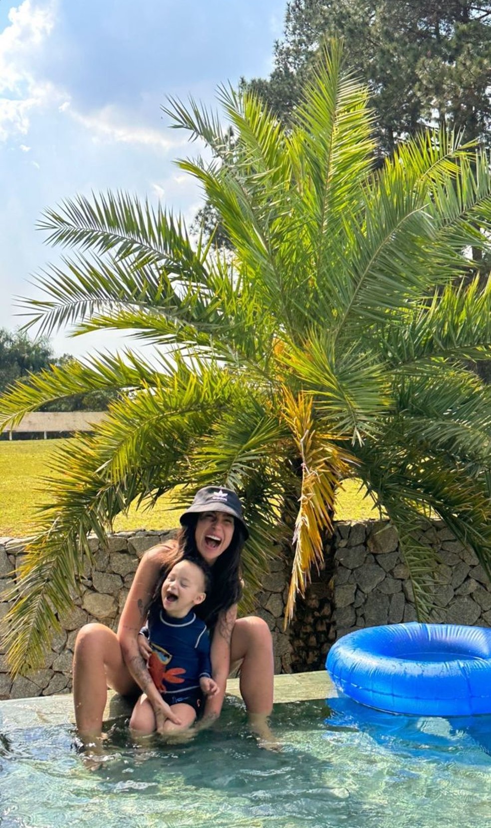 Bianca Andrade curtiu piscina com o filho — Foto: Reprodução/ Instagram