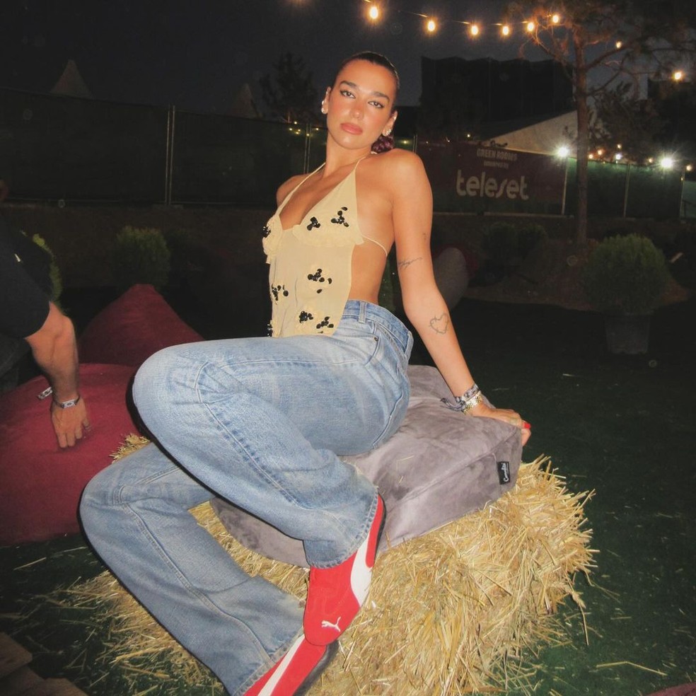 A cantora usou o tênis com calça jeans e uma blusa frente única, enquanto assistia a um show — Foto: Reprodução/Instagram