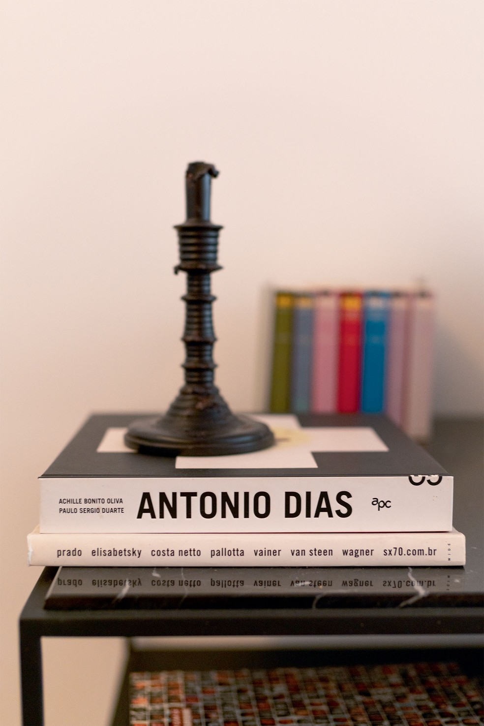 castiçal e livros de déco — Foto: Mayra Azzi