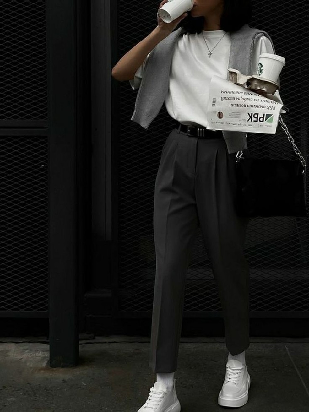 Se você deseja ter um visual mais sério e social para o trabalho, mas sem abrir mão do conforto, esse é um ótimo look para se inspirar. — Foto: Reproduçaõ/Pinterest @julianas2santoss2
