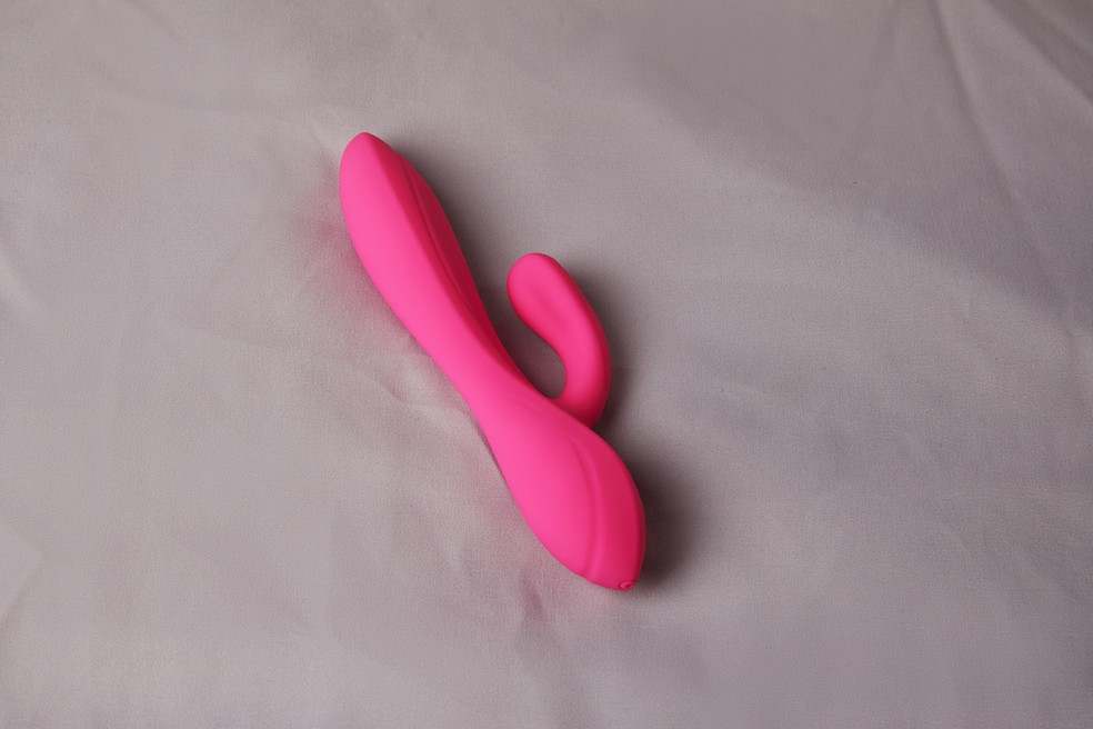 Vibrador rabbit é ótima opção para quem quer aproveitar estímulos simultâneos no clitóris e ponto G — Foto: Reprodução/Unsplash