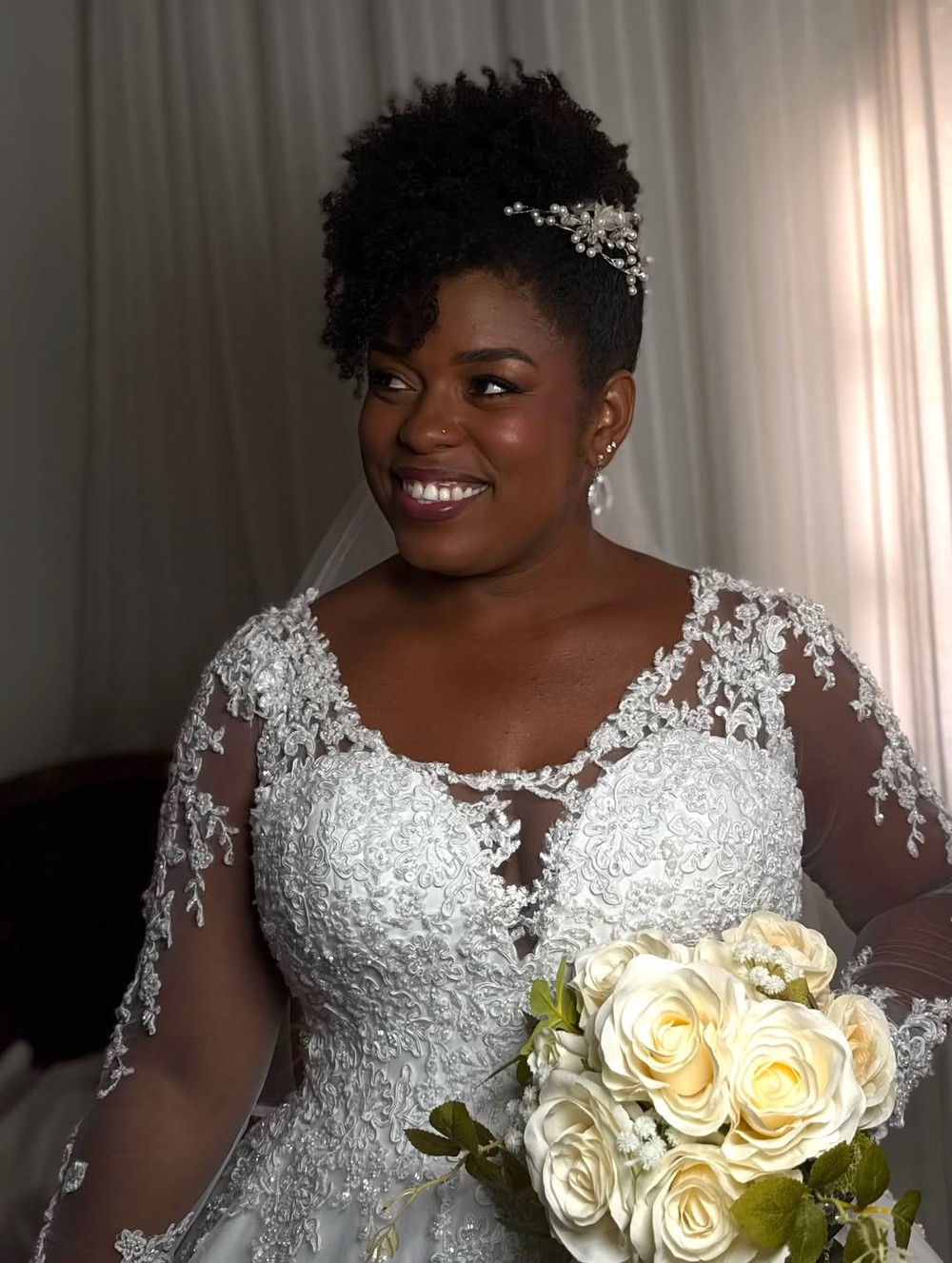 Penteado para casamento: 7 opções para noivas de cabelo cacheado