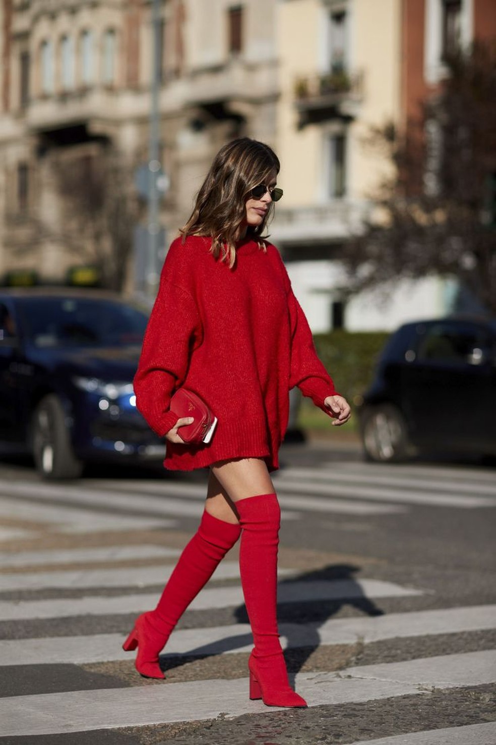 Desde 2018, looks com bota over vermelha estampam as ruas ao redor do mundo, ganhando notoriedade em meio Milan Fashion Week daquele mesmo ano. — Foto: Reprodução/ The Impression