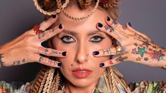 Tatuagens, piercings e dreads no cabelo: quem é a procuradora federal atacada na internet pelo visual