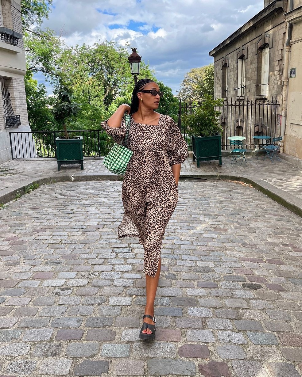 Vestido midi com estampa de oncinha — Foto: Reprodução/Instagram @lenafarl