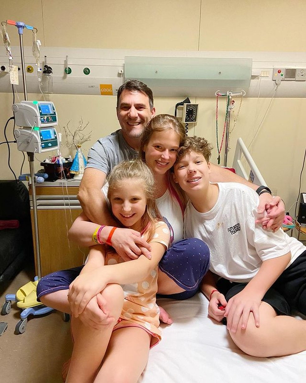 Carla recebeu apoio dos filhos e do marido no hospital — Foto: Reprodução / Instagram