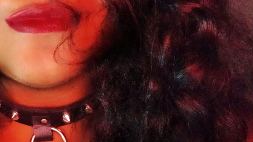 Sacha Cuck usa essa foto sua, no perfil do Instagram, para se comunicar com a comunidade BDSM, sem mostrar o seu rosto