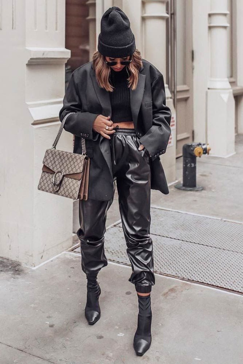 Jogger ou couro? Que tal unir as duas calças em um look moderno? — Foto: Reprodução/Pinterest @glaminati