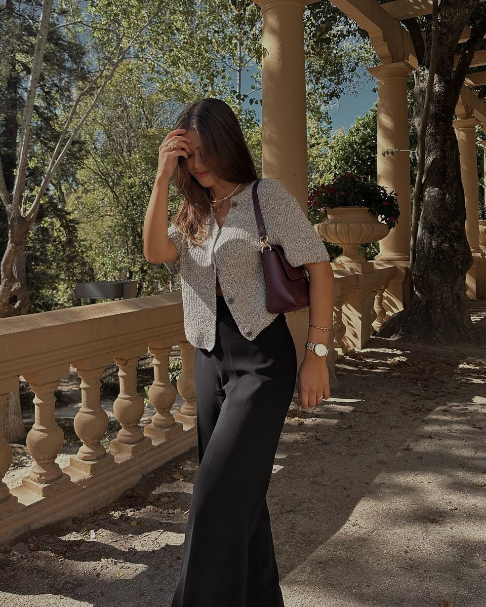 O importante é manter o bom senso e sempre considerar o ambiente de trabalho antes de ousar demais nas escolhas — Foto: Reprodução/Instagram @joanaemidio