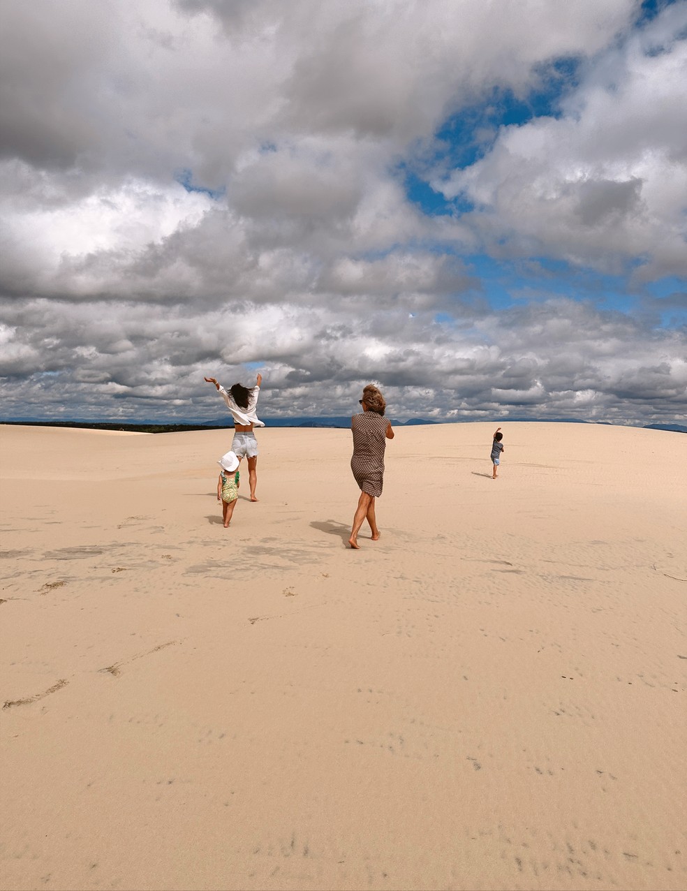 Monica Benini  com os filhos Otto e Lara em praia de Fortaleza — Foto: Tezza
